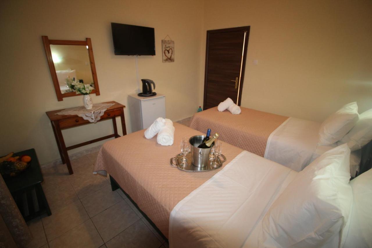 Batis Breeze Bed & Breakfast Perama  Exterior photo